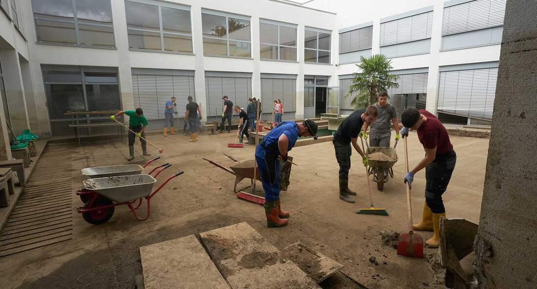 Baden-Württemberg unterstützt Rheinland-Pfalz mit Schulpsychologen bei der Bewältigung der Flutkatastrophe. Die Schulpsychologen können den Kindern und Lehrern helfen, die traumatischen Erfahrungen der Flutkatastrophe zu verarbeiten. Zahlreiche Menschen kamen bei der Flutkatastrophe in Rheinland-Pfalz ums Leben, viele Menschen wurden ihrer Häuser und Wohnungen beraubt. Auch Schulen in Rheinland-Pfalz, insbesondere im Kreis Ahrweiler, aber auch in Trier, Mayen-Koblenz und dem Schulaufsichtskreis Trier, wurden beschädigt oder zerstört. Diese schrecklichen Ereignisse und die damit verbundenen Verluste sind für die betroffenen Schülerinnen und Schüler sowie für die Lehrkräfte und die gesamte Schulgemeinschaft äußerst belastend. Aus diesem Grund hat Baden-Württemberg seinem Nachbarland Hilfe zugesagt. Bei Bedarf …