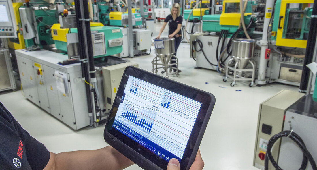 Das Land fördert Technologietransfermanagerinnen und -manager in allen Regionen Baden-Württembergs mit weiteren 2,1 Millionen Euro. Die Experten unterstützen die Unternehmen auf ihrem Weg, neue Wege einzuschlagen und in innovative Produkte zu investieren. Um den Technologietransfer in Baden-Württemberg weiterhin gezielt zu stärken, fördert das Wirtschaftsministerium auch in der Förderperiode 2021 bis 2027 des Europäischen Fonds für regionale Entwicklung (EFRE) die Beschäftigung von regionalen Technologietransfermanagerinnen und -managern bei den Kammern und regionalen Wirtschaftsförderungseinrichtungen. „Der Bedarf an Innovationen war nie größer als heute“, sagte Wirtschaftsministerin Dr. Nicole Hoffmeister-Kraut. „Die Experten leisten einen überaus wichtigen Beitrag. Sie unterstützen die Unternehmen dabei, neue Wege einzuschlagen …