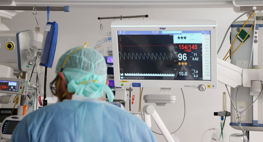 Die Corona-Pandemie ist eine große Herausforderung im Gesundheitswesen. Um die Behandlung von Menschen, die stark an Corona und den Langzeitfolgen der Corona-Erkrankung leiden, zu verbessern, fördert das Land den Aufbau eines telemedizinischen Netzwerks. Die Landesregierung Baden-Württemberg verbessert die Versorgung von Menschen, die stark an Corona und den Langzeitfolgen einer Corona-Erkrankung leiden. Das Land fördert den Aufbau eines telemedizinischen Intensiv- und Post-COVID-19-Netzwerks mit rund 1,5 Millionen Euro. Das hat der Ministerrat am Dienstag, 16. November 2021, beschlossen. „Die Corona-Pandemie stellt unsere Krankenhäuser – insbesondere ihre Intensivstationen – vor große Herausforderungen. Etwa zehn Prozent der COVID-19-Patienten haben zudem mit Langzeitfolgen zu kämpfen. …