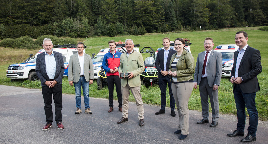 Die Bergrettung Schwarzwald hat vom Land zehn neue Fahrzeuge für Rettungseinsätze erhalten. Um Leben abseits befestigter Straßen und Wege und in unwegsamem Gelände zu retten, brauchen Bergretter die richtigen Fahrzeuge. „Die schnelle und professionelle Hilfe in Notfällen, die die Bergretter ehrenamtlich bei jedem Wetter und zu jeder Tages- und Nachtzeit leisten, erfordert zweierlei: unschätzbares persönliches Engagement sowie moderne Technik und Ausrüstung. Zehn neue Fahrzeuge ermöglichen den Einsatz im unwegsamen Gelände und leisten dazu einen ganz wichtigen Beitrag“, so der stellvertretende Ministerpräsident und Innenminister Thomas Strobl anlässlich der Übergabe der Neufahrzeuge in Baiersbronn (Kreis Freudenstadt). Nachhaltige Investition in die Bergrettung Allein …