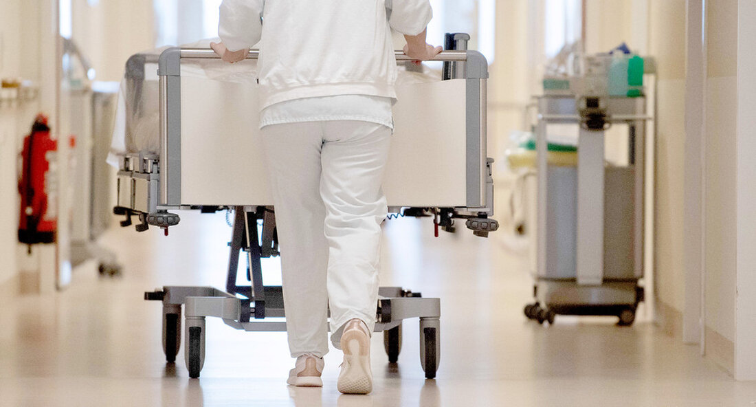 Das Land zahlt allen Pflegekräften in Baden-Württemberg, die auf Intensivstationen arbeiten, eine Prämie von bis zu 1.500 Euro zur Bekämpfung der vierten Corona-Welle. Damit wird das Engagement des ohnehin stark belasteten Pflegepersonals honoriert. Die Landesregierung zahlt allen Pflegekräften in Baden-Württemberg, die derzeit und in den nächsten Wochen zur Bekämpfung der vierten Corona-Welle auf den Intensivstationen arbeiten, eine Prämie von bis zu 1.500 Euro. Eine entsprechende Vorlage aus den Häusern des Gesundheitsministers Manne Lucha und Finanzminister Dr. Danyal Bayaz war datiert Ministerrat zugelassen. Zeichen der Wertschätzung Bisher hat sich der Bund – anders als im Jahr 2020 – noch nicht bereit …