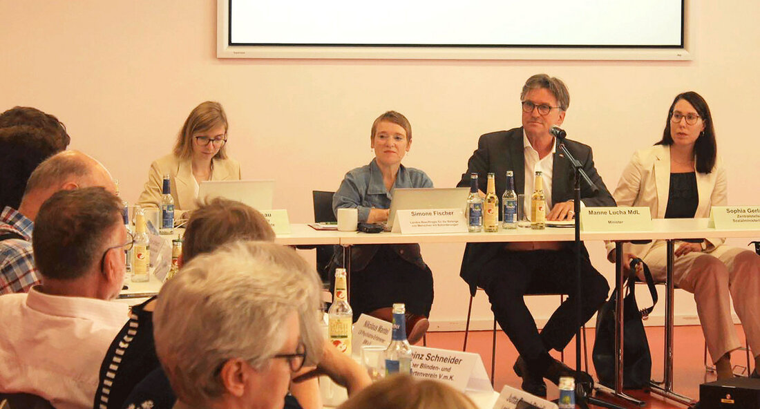 Landes-Behindertenbeirat setzt sich mit Ergebnissen des Beteiligungsprozesses zum Landes-Aktionsplan UN-BRK auseinander In der dritten Sitzung des Landes-Beirats für die Belange von Menschen mit Behinderungen in diesem Jahr wurden die Ergebnisse des Beteiligungsprozesses zum Landes-Aktionsplan UN-BRK diskutiert. Das Ziel dieses Prozesses ist es, wirksame Verbesserungen im Alltag von Menschen mit Behinderungen und ihren Angehörigen zu erreichen. Der Minister für Soziales, Gesundheit und Integration, Manne Lucha, nahm stellvertretend für die Landesregierung an der Sitzung teil. Die Ergebnisse des Beteiligungsprozesses werden derzeit zusammengefasst und sollen in Kürze veröffentlicht werden. Die Landes-Behindertenbeauftragte Simone Fischer bedankte sich bei den Mitgliedern des Beirats und allen Beteiligten …