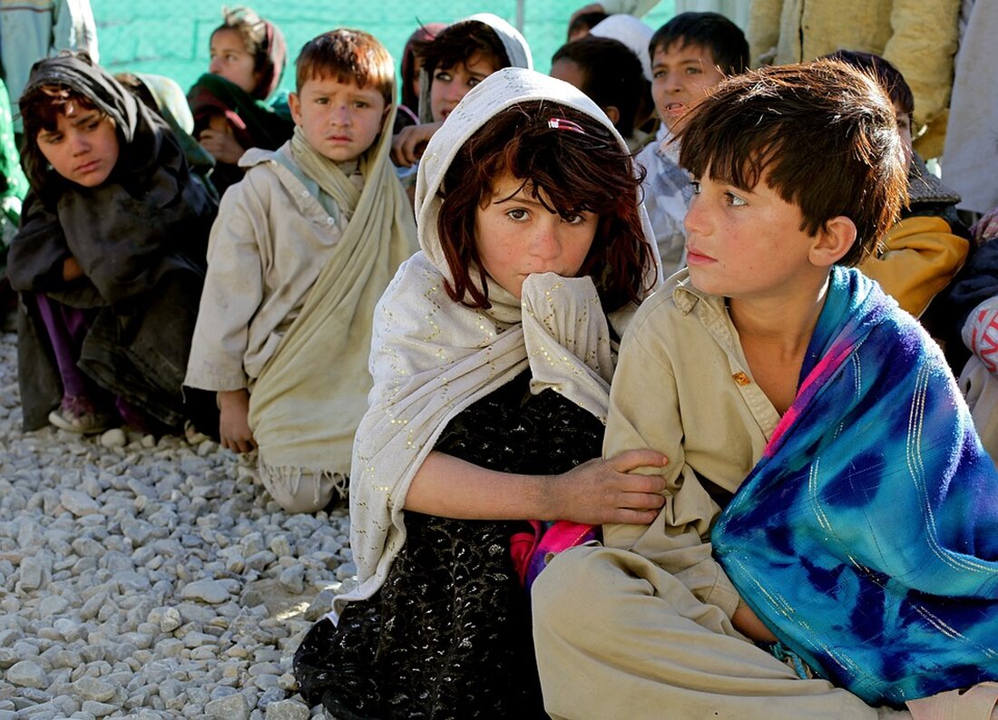 Titel: Berlins Landesaufnahmeprogramm für afghanische Geflüchtete bisher ohne Erfolg Untertitel: Keine einzige Person nach anderthalb Jahren Programmumsetzung Berlin – Das vor über anderthalb Jahren beschlossene Landesaufnahmeprogramm für Menschen aus Afghanistan ist bisher ohne jegliche Umsetzung geblieben. Obwohl das Programm den Schutz von bis zu 500 gefährdeten Afghaninnen und Afghanen in Berlin vorsieht, ist bisher kein einziger Mensch hiervon betroffen. Die Berliner Integrationsbeauftragte, Katarina Niewiedzial, informierte darüber am Montag. Das Landesaufnahmeprogramm wurde am 14. Dezember 2021 vom Berliner Senat beschlossen, nachdem die Taliban am 15. August 2021 die afghanische Hauptstadt Kabul erobert und die Kontrolle über das Land übernommen hatten. Berlin …