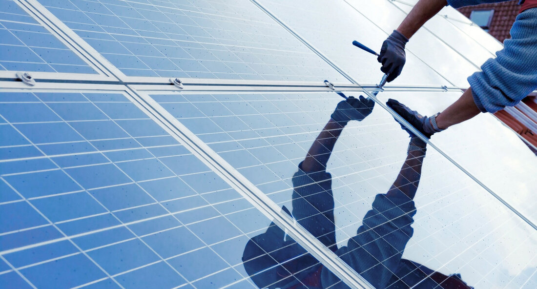 Finanzstaatssekretärin Gisela Splett besucht Photovoltaik-Anlagen in Karlsruhe Die Finanzstaatssekretärin Gisela Splett hat kürzlich drei verschiedene Photovoltaikprojekte bei Landesgebäuden in Karlsruhe besucht. Bei den besichtigten Anlagen handelt es sich um eine Fassaden-Photovoltaik bei der Landesanstalt für Umwelt, eine Photovoltaik-Anlage auf dem Dach der Pädagogischen Hochschule Karlsruhe und eine Aufdach-Anlage auf dem Schieferdach der denkmalgeschützten Badischen Landesbibliothek. Die Besichtigung zeigte die Vielfalt der Möglichkeiten beim Ausbau von Photovoltaikanlagen auf Landesgebäuden. Von der Fassaden-Photovoltaik über große Dach-Photovoltaikanlagen bis hin zu Aufdach-Anlagen bei denkmalgeschützten Gebäuden erstreckt sich das Spektrum der PV-Ausbauvorhaben. Finanzstaatssekretärin Gisela Splett betonte die Bedeutung dieser Projekte und lobte die vielfältigen Aufgaben, …