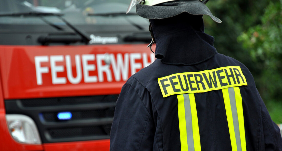 Anlässlich des Landesfeuerwehrtages in Lahr spricht sich der stellvertretende Ministerpräsident und Innenminister Thomas Strobl für eine Stärkung des Zivil- und Bevölkerungsschutzes aus. „Es gibt viel zu tun. Die 20er-Jahre unseres Jahrhunderts sind ein Krisenjahrzehnt: Die Corona-Pandemie ist eine nie dagewesene Bewährungsprobe für unser Gesundheitssystem, für unseren Bevölkerungsschutz und für unser staatliches Gemeinwesen. Die Flutkatastrophe in Rheinland-Pfalz und Nordrhein-Westfalen war ein schrecklicher Vorbote immer stärkerer Extremwetter. Und der Angriffskrieg Russlands gegen die Ukraine ist der zynische Bruch der Friedensordnung in Europa, vor unserer Haustür. Daraus gibt es nur einen Schluss: Wir müssen unseren Bevölkerungsschutz und unseren Zivilschutz stärken. In Baden-Württemberg tun …