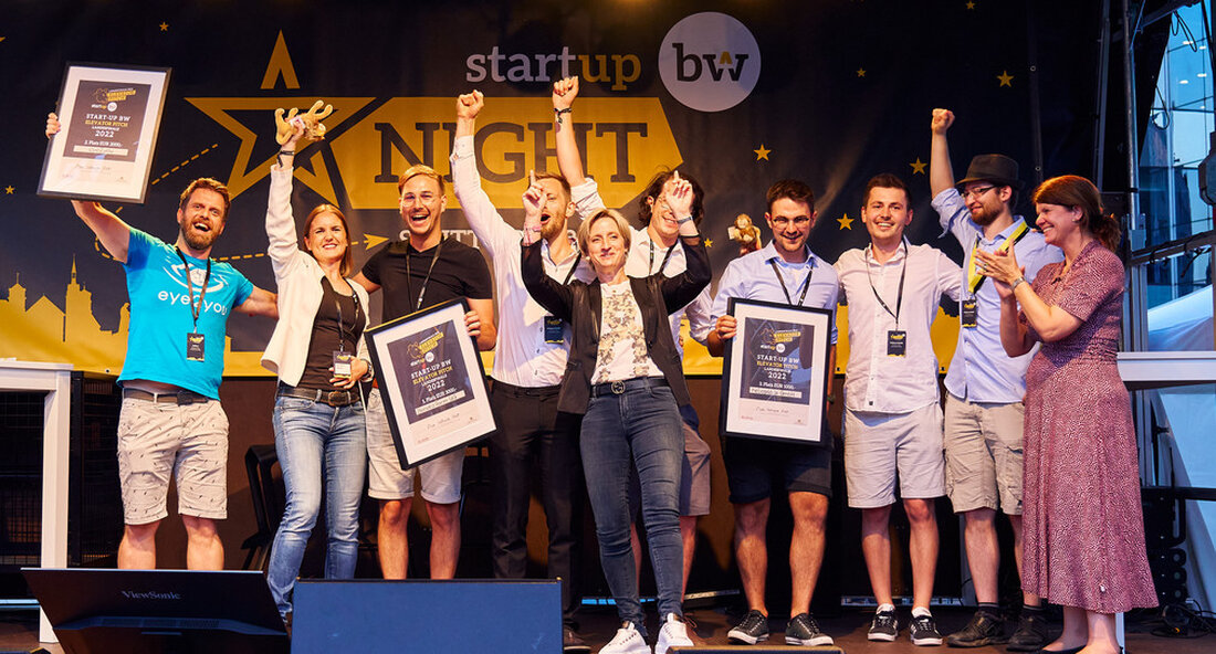 Beim „Start-up BW Elevator Pitch 2022“ hat das Start-up Beneto Foods GmbH aus Albstadt gewonnen. Die Gründerinnen und Gründer bringen Ideen sowie Mut ein und gestalten die Zukunft des Landes entscheidend mit. Das Start-up Beneto Foods GmbH aus Albstadt hat das Landesfinale des „Start-up BW Elevator Pitch 2022“ gewonnen. Das Team überzeugte die Jury mit seiner Geschäftsidee der Entwicklung einer automatisierten Grillenfarm. Bei der Finalrunde, die in diesem Jahr auf der Start-up BW Night in Stuttgart vor Publikum ausgetragen wurde, trafen insgesamt 21 Gründungsteams aufeinander. Über Platz 2 und 3 dürfen sich die Teams Eye2you aus Tübingen mit ihrer Idee …