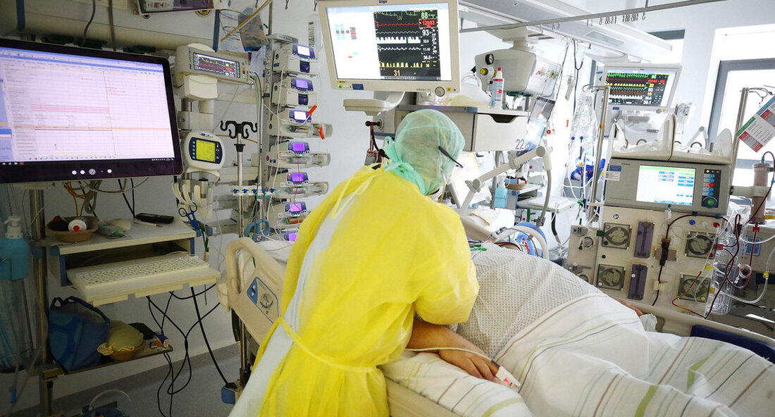 Aufgrund der anhaltend hohen Belegung der Intensivbetten mit COVID-19-Patienten hat das Landesgesundheitsamt die Warnstufe gemäß Corona-Verordnung ausgerufen. Das bedeutet ab Mittwoch, 3. November 2021, stärkere Einschränkungen, insbesondere für ungeimpfte und nicht genesene Personen. Am Dienstag, 2. November 2021, lagen sie auf Intensivstationen des Landes mehr als 250 Covid-19-Patienten am zweiten Arbeitstag in Folge behandelt. Damit wird in Baden-Württemberg die sogenannte Warnstufe ausgerufen. Die damit verbundenen Einschränkungen, insbesondere für nicht geimpfte oder nicht genesene Personen, treten am Mittwoch, 3. November 2021, in Kraft. Nicht geimpfte und nicht rekonvaleszente Personen müssen sich in der Warnstufe befinden in vielen Bereichen des gesellschaftlichen Lebens …