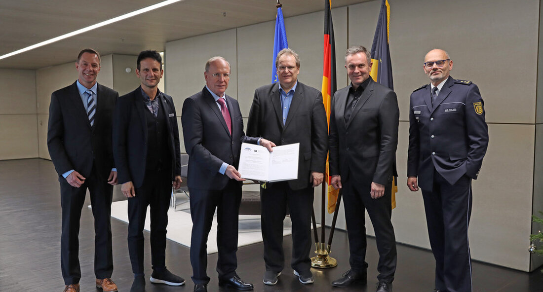 Das Landespolizeiorchester kooperiert zukünftig mit der Staatlichen Hochschule für Musik und Darstellende Kunst Mannheim. Dadurch erhalten die Studierenden die Möglichkeit praktische Erfahrungen in der Orchesterarbeit zu sammeln. Im Gegenzug sollen Mitglieder der Musikhochschule als Solistinnen und Solisten bei Konzerten des Landespolizeiorchesters mit eingebunden werden. „Kooperationen und Kontakte zwischen national und international wirkenden Musikhochschulen und musikalisch-künstlerischen Institutionen, einschließlich Berufsorchestern, sind heutzutage unverzichtbar, wenn man sich im Bereich der Musik permanent auf hohem Niveau weiterentwickeln möchte. Für die zukünftige Qualität des Landespolizeiorchesters Baden- Württemberg kommt nun ein weiterer Mosaikstein hinzu: Wir starten eine Kooperation mit der Staatlichen Hochschule für Musik und Darstellende …