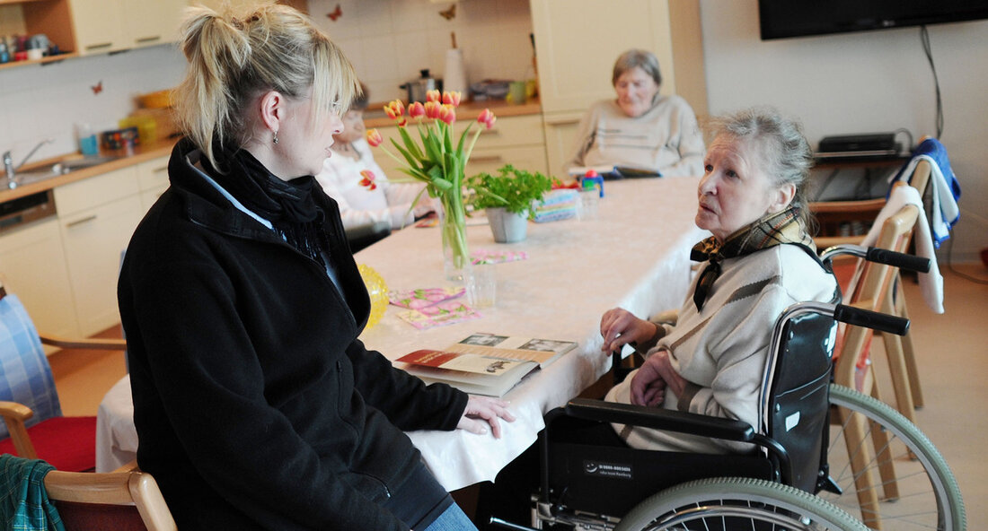 Die Landesregierung von Baden-Württemberg hat beschlossen, die jährliche Pro-Kopf-Förderung des Freiwilligen Sozialen Jahres (FSJ) von 500 auf 550 Euro pro Freiwilligem zu erhöhen. Mit aktuell rund 12.100 Menschen, die ein FSJ in Baden-Württemberg absolvieren, gibt es in keinem anderen Bundesland so viele Freiwillige. Diese Erhöhung der Förderung wird als deutliches Zeichen der Anerkennung gegenüber den Freiwilligen und als angemessene Unterstützung der FSJ-Träger gewertet. Der Minister für Soziales und Integration, Manne Lucha, betonte die Wichtigkeit des Engagements junger Menschen für die Gesellschaft und lobte das langjährige erfolgreiche Bestehen des FSJ. Er betonte den pädagogischen Aspekt des Freiwilligendienstes, bei dem den Teilnehmenden …