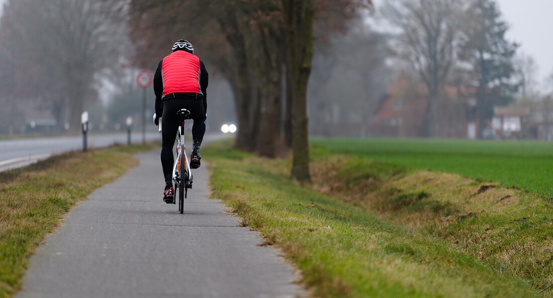 Die Landesstraße 333 und der straßenbegleitende Radweg zwischen den Wangener Ortsteilen Pflegelberg und Primisweiler wurde nun symbolisch freigegeben. Die ausgebaute Landesstraße verbessert die Verkehrssicherheit für alle Verkehrsteilnehmerinnen und Verkehrsteilnehmer wesentlich. Die Landesstraße (L) 333 zwischen den Wangener Ortsteilen Pflegelberg und Primisweiler ist nun auch symbolisch freigegeben: Berthold Frieß, Ministerialdirektor im Landesverkehrsministerium, und der Tübinger Regierungspräsident Klaus Tappeser schnitten am 7. Dezember 2022 das Band zur Freigabe durch – gemeinsam mit den örtlichen Landtagsabgeordneten, Wangens Oberbürgermeister Michael Lang und Neukirchs Bürgermeister Reinhold Schnell. Der ausgebaute Streckenabschnitt und der neue Radweg waren bereits Ende November 2022 dem Verkehr übergeben worden. Mehr Sicherheit …