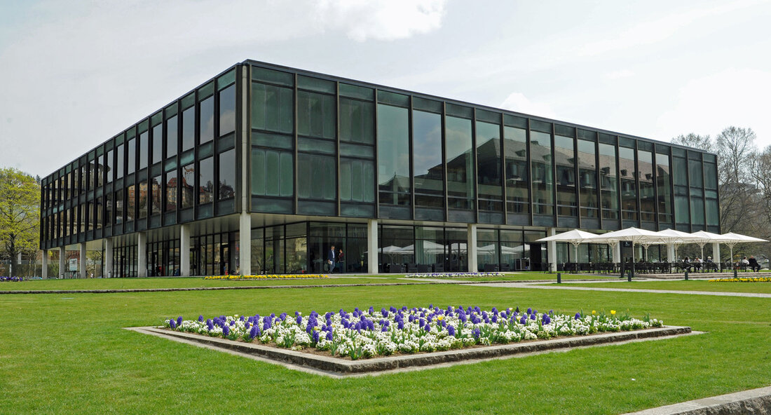 Das Innenministerium, für Digitalisierung und Kommunen Baden-Württemberg hat das Volksbegehren „Landtag verkleinern“ zugelassen, welches von Dr. Dieter Distler aus Bietigheim-Bissingen initiiert wurde. Der Gesetzentwurf sieht vor, die Anzahl der Landtagswahlkreise von 70 auf 38 zu reduzieren. Dies würde auch die Anzahl der zu verteilenden Direktmandate deutlich verringern. Die Zulassung des Volksbegehrens basiert auf der Einhaltung gesetzlicher Vorgaben, einschließlich der erforderlichen Unterstützungsunterschriften und der Vereinbarkeit mit der Landesverfassung. Sollte das Volksbegehren erfolgreich sein, würde es dem Landtag zur Entscheidung vorgelegt werden. Bei einer nicht unveränderten Zustimmung des Landtags käme es dann zu einer Volksabstimmung. Die möglichen Auswirkungen einer Reduzierung der Landtagswahlkreise …