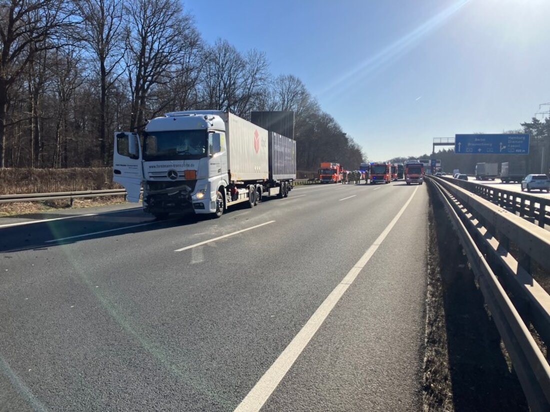 Feuerwehr Hannover rückte zu einem Verkehrsunfall auf der A2 aus. Zwei LKW kollidierten, es gab keine Verletzten. Stau entstand.