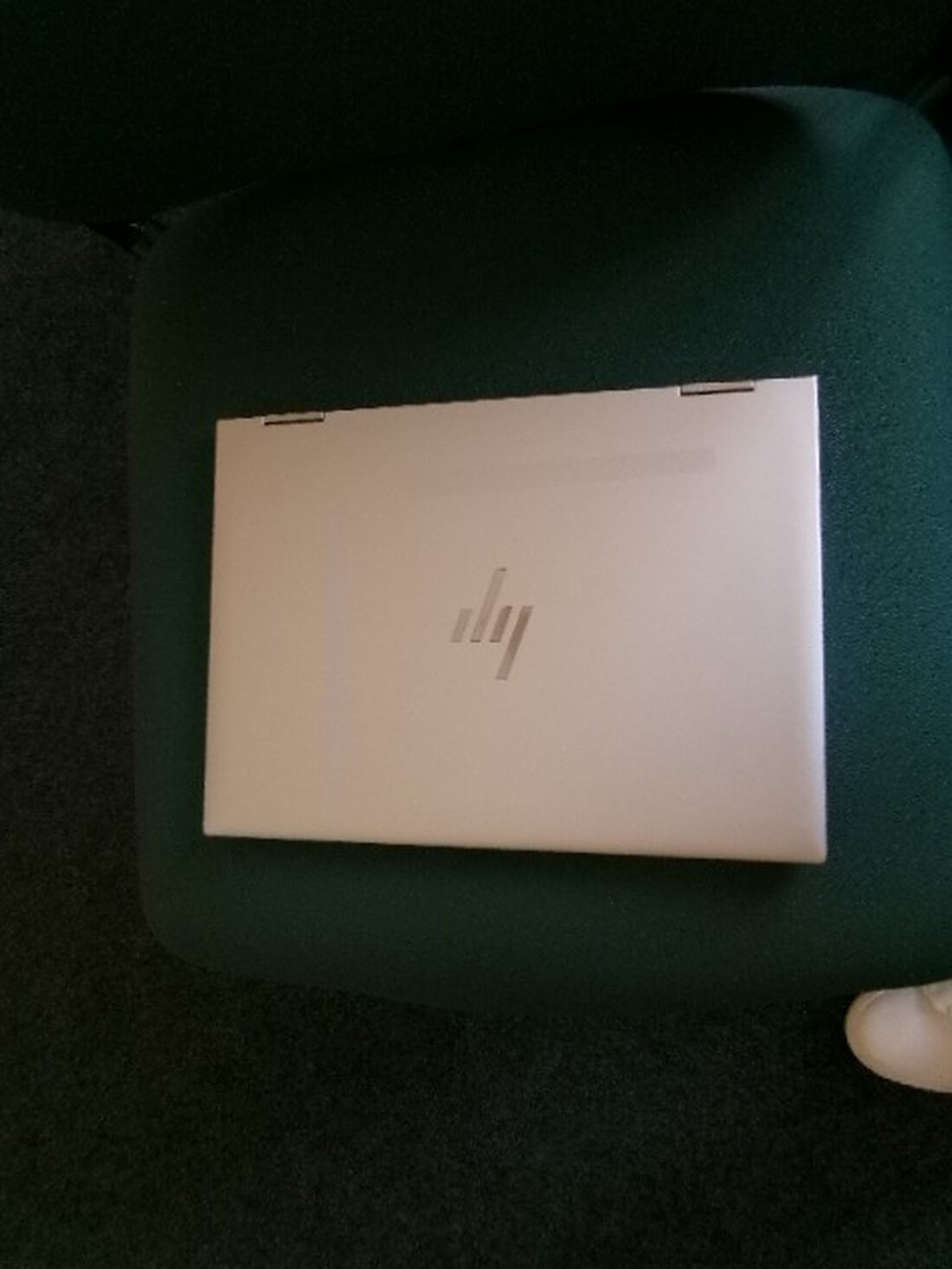 Passant findet am 6. April in Bremerhaven-Mitte einen funktionsfähigen Laptop und gibt ihn zur Polizei. Eigentümer gesucht.