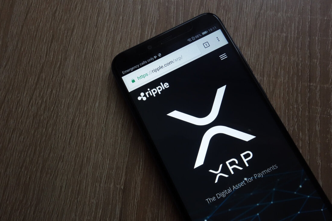 Brad Garlinghouse, CEO von Ripple, behauptet, ein XRP-ETF sei trotz der rechtlichen Probleme von Ripple „unvermeidlich“. Garlinghouse nennt den Zufluss von 17 Milliarden US-Dollar in Bitcoin-ETFs als Beweis für die starke Nachfrage. Bitwise und Canary Capital haben XRP-ETFs beantragt, was auf ein wachsendes Interesse hinweist. In einem aktuellen Interview mit BloombergBrad Garlinghouse, CEO von Ripple Labs, brachte seine feste Überzeugung zum Ausdruck, dass ein XRP-ETF „einfach unvermeidlich“ sei, trotz der anhaltenden rechtlichen Anfechtungen zwischen dem Unternehmen und der US-Börsenaufsicht SEC (Securities and Exchange Commission). Garlinghouses Kommentare folgen auf bedeutende Entwicklungen im Bereich der Kryptowährungs-ETFs, insbesondere nach der Zulassung von Bitcoin …