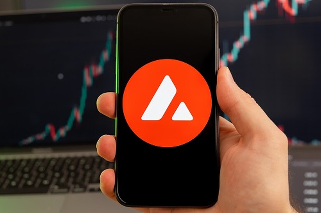 HashKey Exchange listet AVAX/USD und LINK/USD ab dem 28. August für Privatanleger. Bisher waren Privatanleger in Hongkong nur auf Bitcoin und Ethereum beschränkt. Ein- und Auszahlungen bei AVAX und LINK sind über die Netzwerke Avalanche bzw. ERC20 möglich. HashKey Exchange, eine der beiden voll lizenzierten Kryptowährungsbörsen in Hongkong, hat ihr Angebot um Avalanche (AVAX) und Chainlink (LINK) für Privatanleger erweitert. Dies bietet in Hongkong ansässigen Anlegern vielfältigere Handelsoptionen als die bisher verfügbaren Bitcoin und Ether. Laut einer Bekanntmachung Die neuen Handelspaare AVAX/USD und LINK/USD wurden am Mittwoch von der Börse bekannt gegeben und am 28. August 2024 um 18:00 Uhr …
