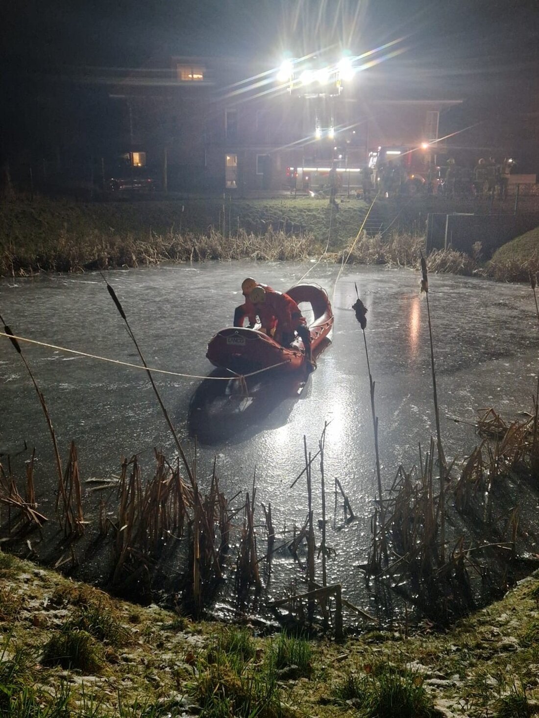 Der Landesfeuerwehrverband Schleswig-Holstein warnt vor dem Betreten von Eisflächen. Bei Minusgraden besteht Lebensgefahr durch dünnes Eis.