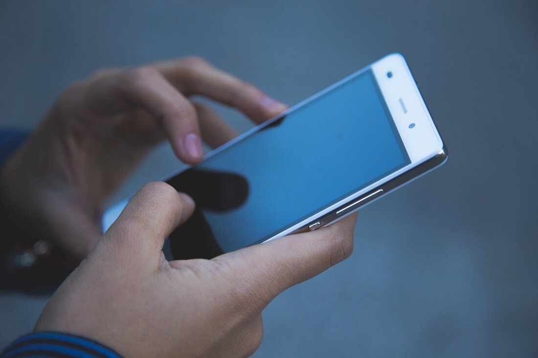Erfahren Sie, wie Berlin über Cell Broadcast Warnungen aussendet und welche Smartphones fähig sind, diese Nachrichten zu empfangen.
