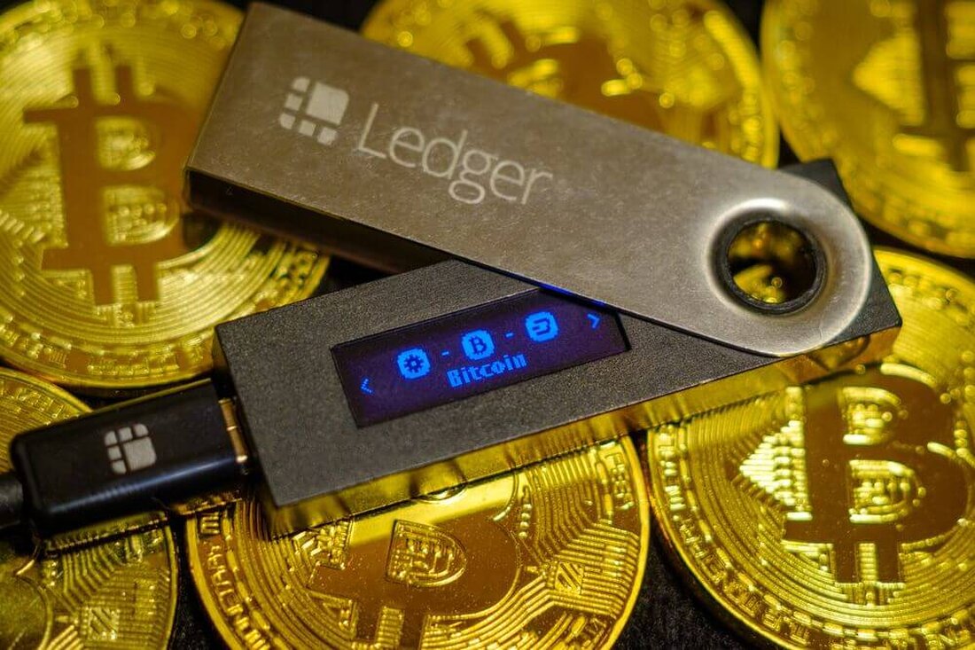 Ledger und MoonPay haben ihre Partnerschaft erweitert, um Krypto-Swaps und -Käufe über Ledger Live anzubieten. Die Unternehmen werden auch einen maßgeschneiderten Nano X für MoonPay anbieten. Ledger wird seinen Ledger Live-Benutzern im Rahmen seiner jüngsten Partnerschaft mit dem Krypto-Zahlungsunternehmen MoonPay Zugang zu sofortigen Krypto-Käufen bieten. Die Entwicklung ist Teil der erweiterten Zusammenarbeit von MoonPay mit dem Hardware-Wallet-Hersteller, wie in a mitgeteilt wird Pressemitteilung Montags. Einfacher Krypto-Austausch über Ledger Live MoonPay sagte in einer Ankündigung, dass die Plattform ein Ledger-Feature-Partner werden wird, was den sofortigen Kauf von Krypto ermöglicht. Die Partnerschaft bringt auch MoonPay Swap und MoonPay Sell zu Ledger Live …