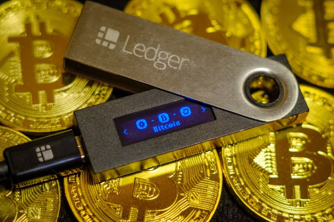 Ledger und Coinbase optimieren Kryptokäufe mit der Coinbase Pay-Integration. Benutzer können nun Kryptokäufe direkt auf Ledger-Hardware-Wallets erhalten. Ziel der Zusammenarbeit ist es, den Selbstverwahrungsprozess zu vereinfachen und die Zugänglichkeit zu erhöhen. Der Hardware-Wallet-Anbieter Ledger hat sich mit der Kryptowährungsbörse Coinbase zusammengetan, um den Prozess des Kaufs und der Übertragung digitaler Vermögenswerte zu vereinfachen. Die Zusammenarbeit führt Coinbase Pay in Ledger Live ein und bietet Benutzern eine nahtlose Möglichkeit, ihre Kryptokäufe direkt auf ihren Ledger-Hardware-Wallets zu empfangen, wodurch zusätzliche Gebühren entfallen und das Gesamterlebnis optimiert wird. Coinbase Pay-Integration in Ledger Live Dank der Integration von Coinbase Pay in die Ledger Live-Anwendung …