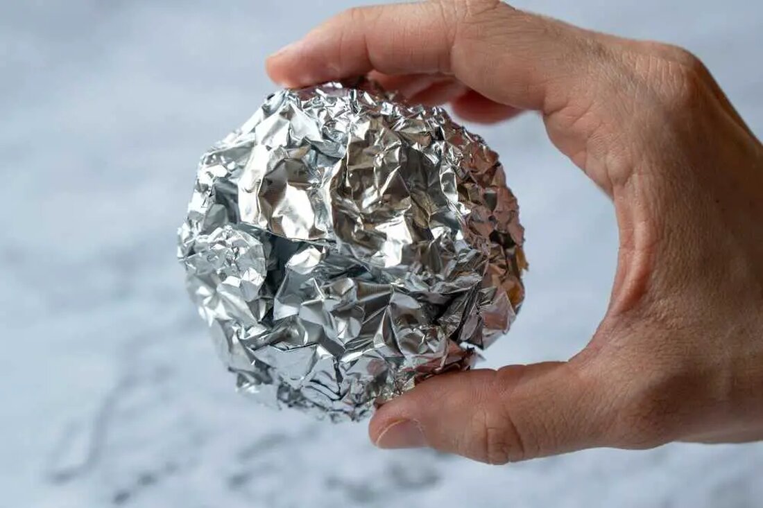 Jeder kennt die vielfältigen Einsatzmöglichkeiten von Aluminiumfolie in der Küche – sei es zum Frischhalten von Lebensmitteln oder zum Kochen. Es gibt jedoch eine weniger verbreitete, aber äußerst effektive Verwendung dieses vielseitigen Materials, mit der Sie viel Geld sparen könnten – die Verwendung in Ihrer Wäscherei! Lassen Sie uns näher auf das Wie und Warum eingehen.</p><span id="ezoic-pub-ad-placeholder-620" data-inserter-version="2"></span><span class="ezoic-ad ezoic-at-0 box-3 box-3620 adtester-container adtester-container-620" data-ez-name="healthy_holistic_living_com-box-3"><span id="div-gpt-ad-healthy_holistic_living_com-box-3-0" ezaw="468" ezah="60" style="position:relative;z-index:0;display:inline-block;padding:0;min-height:60px;min-width:468px;" class="ezoic-ad"></span></span> Warum sollten Sie Kugeln aus Aluminiumfolie in Ihre Waschmaschine geben? Aluminiumfolie ist nicht nur in der Küche nützlich. Es kann auch ein vielseitiger Verbündeter in Ihrer Wäscheroutine sein. Wenn Sie …
