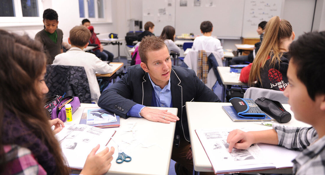 Die Lehrereinstellung für das Schuljahr 2023/2024 startet. Wer als angehende Lehrerin oder angehender Lehrer Planungssicherheit für das kommende Schuljahr haben möchte, kann sich jetzt schon eine Stelle sichern. Am 18. November 2022 startet das erste Ausschreibungsverfahren für die Lehrkräfteeinstellung für das Schuljahr 2023/2024. Die Ausschreibung für die Engpassregionen und den ländlichen Raum läuft vom 18. bis zum 27. November. Erstmals können dieses Jahr alle Schularten bereits im November Stellen für das Schuljahr 2023/2024 ausschreiben. So kann der Vorteil der sehr frühen Präsenz auf dem Arbeitsmarkt allen Schularten zu Gute kommen. Mehr als 1.000 Stellen stehen damit bereits zehn Monate vor …