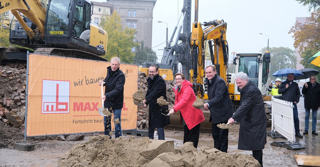 Mit dem ersten Spatenstich für Neubau des Leibniz-Instituts für Länderkunde beginnt die Neu-Entwicklung des Leuschner-Platzes Der Wilhelm-Leuschner-Platz in Leipzig wird in den kommenden Jahren komplett umgestaltet. Der symbolträchtige erste Spatenstich für den Neubau des Leibniz-Instituts für Länderkunde (IfL) markiert den Beginn dieser umfassenden Veränderungen. Aus einer Brache soll ein modernes Stadtquartier entstehen, das auch einen grünen Stadtplatz beinhalten wird. Oberbürgermeister Burkhard Jung äußert sich erfreut über den Start der Entwicklung des Wissenschafts-Campus und betont, dass der neue Wilhelm-Leuschner-Platz lebendig und spannend werden soll. In den kommenden Jahren werden weitere Einrichtungen wie Kultur- und Handelszentren, Museen und das Forum Recht folgen. …