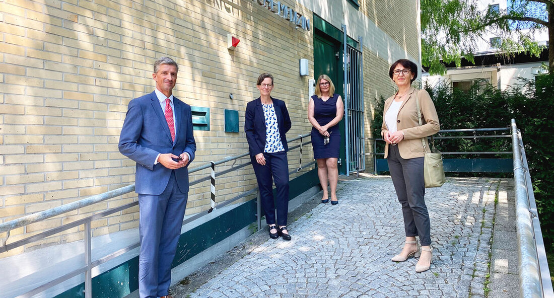 Dr. Ute Leidig, Staatssekretärin im Ministerium für Soziales, Gesundheit und Integration, besuchte zum Auftakt ihrer Sommertour die neue Gewaltklinik in Freiburg, deren Aufbau das Land mit 179.000 Euro unterstützt. Mit dem Ausbau der Gewaltkliniken im Land wurde ein entscheidender Schritt zur umfassenden Akutversorgung von Gewaltopfern getan. Seit Anfang des Jahres können sich Opfer körperlicher Gewalt an die Institut für Rechtsmedizin des Universitätsklinikums Freiburg, um zeitnah Spuren sichern zu lassen. Dr. Ute Leidig, Staatssekretärin im Ministerium für Soziales, Gesundheit und Integration Baden-Württemberg, besuchte am Freitag, 23. Juli, zum Auftakt Sommertour das neue Gewaltklinik, deren Bau das Land mit 179.000 Euro unterstützt. …