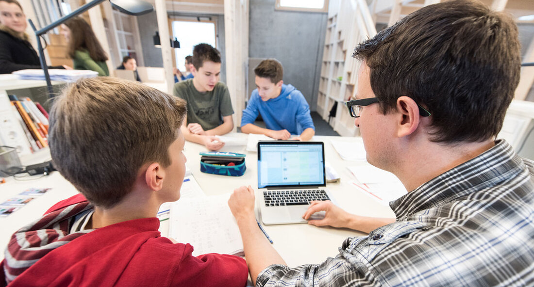 Die Zusatzvereinbarung „Leihausrüstung für Lehrer“ an die DigitalPakt School kann in Baden-Württemberg beginnen. Für das Ausstattungsprogramm für Lehrer in Baden-Württemberg werden 65 Millionen Euro Bundesmittel bereitgestellt. Die Bundesregierung stellt 500 Millionen Euro zur Verfügung, um Schulen mit Leihausrüstung für Lehrer auszustatten. Auf Baden-Württemberg entfallen 65 Millionen Euro. Nachdem die letzten Unterschriften auf Bundesebene gemacht wurden, kann die zusätzliche Vereinbarung „Leihausrüstung für Lehrer“ hinzugefügt werden DigitalPakt Schule Umsetzung in Baden-Württemberg beginnen. Am 29. Januar 2021 einigte sich das Ministerium für Bildung und Kultur auf das bereits mit den Zentralverbänden der Schulbehörden und dem Finanzministerium vereinbarte Finanzierungsankündigung zur Umsetzung veröffentlicht. „Wir geben …