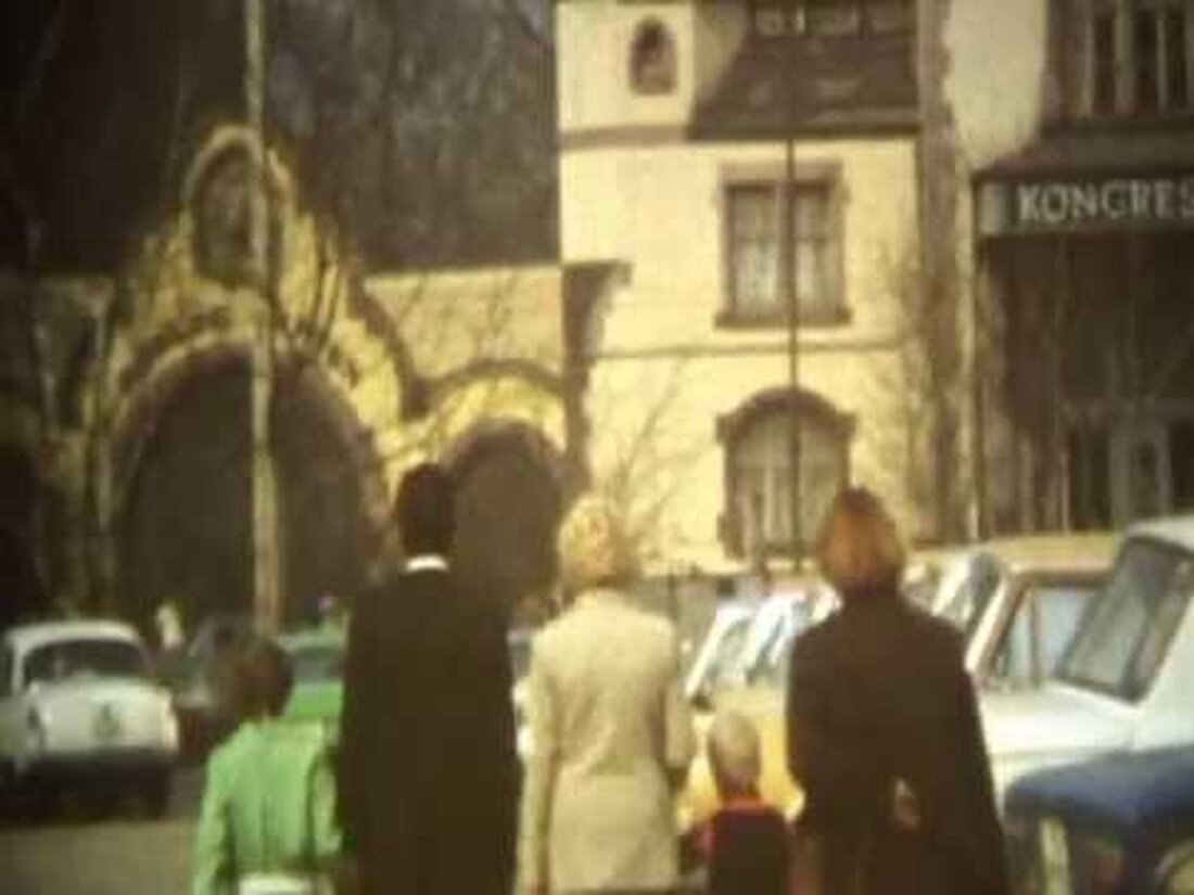 Das Video enthält digitalisierte 8-mm-Filmaufnahmen von einem Besuch im Leipziger Zoo im Jahr 1979. Diese Aufnahmen zeigen deutlich die manchmal gravierenden Veränderungen im Zoo im Vergleich zu heute. . Youtube-Link