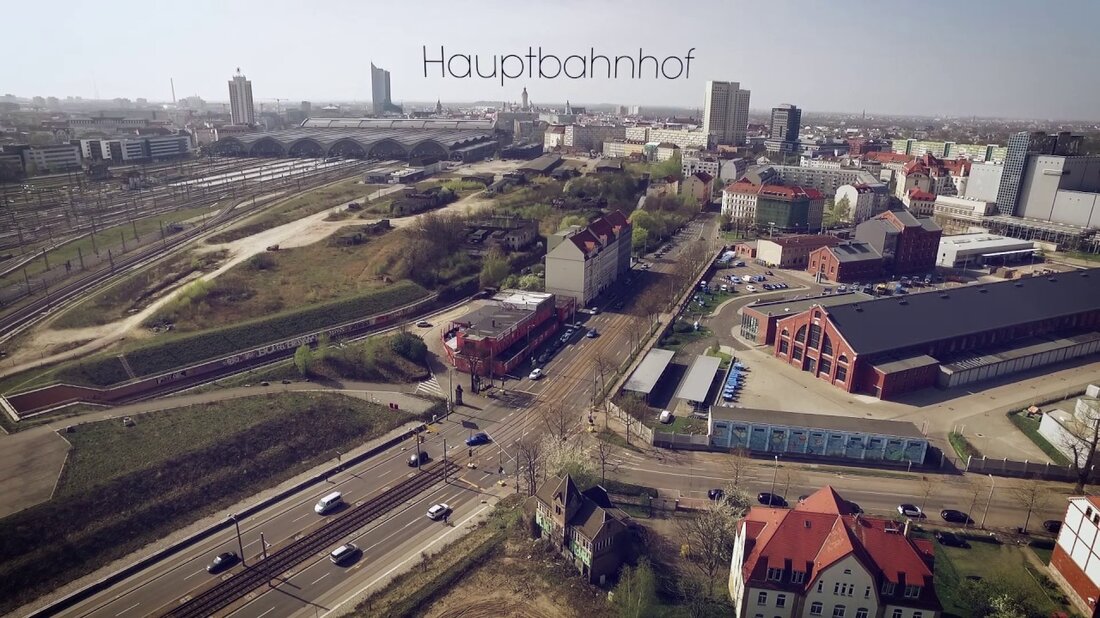 Zwischen der Eutritzscher Straße, der Roscher Straße und der S-Bahn wird auf einer Fläche von rund 40 Fußballfeldern ein neuer Stadtteil errichtet. Grundlage wird ein Entwicklungsplan mit der Nummer 416 sein. Daher: Leipzig 416 – Ein Bezirk entsteht. . Youtube-Link