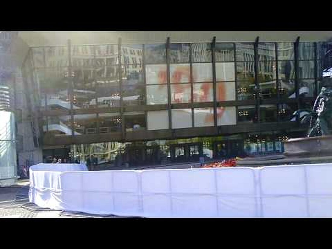 Mit der Rede von MdEP Werner Schulz beim Festakt im Gewandhaus – live übertragen aus 100m Entfernung ins Radio aus dem Äther auf dem Augustusplatz… *g* . Youtube-Link