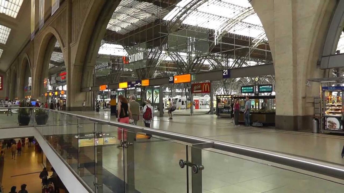 Der Hauptbahnhof ist der größte in Europa Der Hauptbahnhof ist der größte in Europa Mit einer Grundfläche von 83.640 Quadratmetern ist der Leipziger Hauptbahnhof flächenmäßig der größte Endbahnhof in Europa. Der Leipziger Hauptbahnhof ist mit einer Grundfläche von 100.000 Quadratmetern der geografisch größte Endbahnhof Europas. Der Bahnhof hat zwei Empfangsräume Der Bahnhof hat zwei Lobbys Der Bahnhof hat 23 parallele Gleise Der Bahnhof hat 23 parallele Gleise Die zweite Empfangshalle Die zweite Lobby Leipzig Reise Hauptbahnhof. Youtube-Link