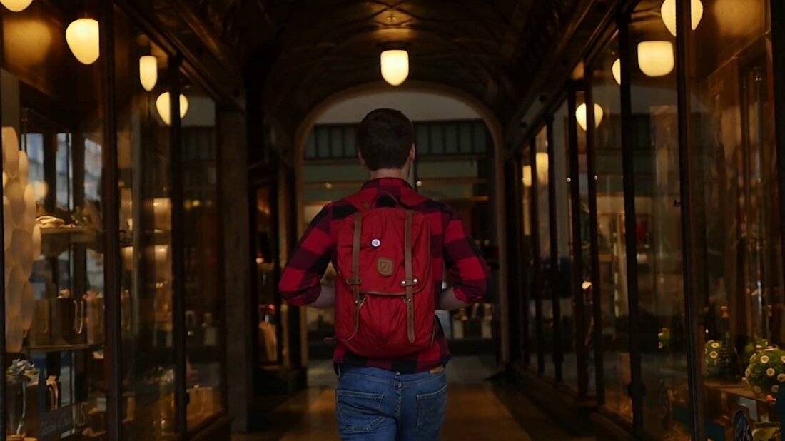 Leipzig hat unglaublich viele Facetten und Perspektiven zu bieten. Musik, Kunst, Natur, Küche, Sport – die Stadt steht nie still und es gibt überall etwas Neues zu entdecken. In unserem Video nimmt Sie der von Emmy nominierte Filmemacher Matty Brown mit auf eine ganz besondere Reise durch Leipzig! Leipzig in allen Facetten. In den Straßen der Stadt verstecken sich viele verschiedene Winkel. Der Emmy-nominierte Filmemacher Matty Brown hat ebenfalls versucht, diese magischen Perspektiven zu entdecken – deshalb nimmt er Sie mit auf eine atemberaubende Reise durch Leipzig. © LTM / Matty Brown. Youtube-Link