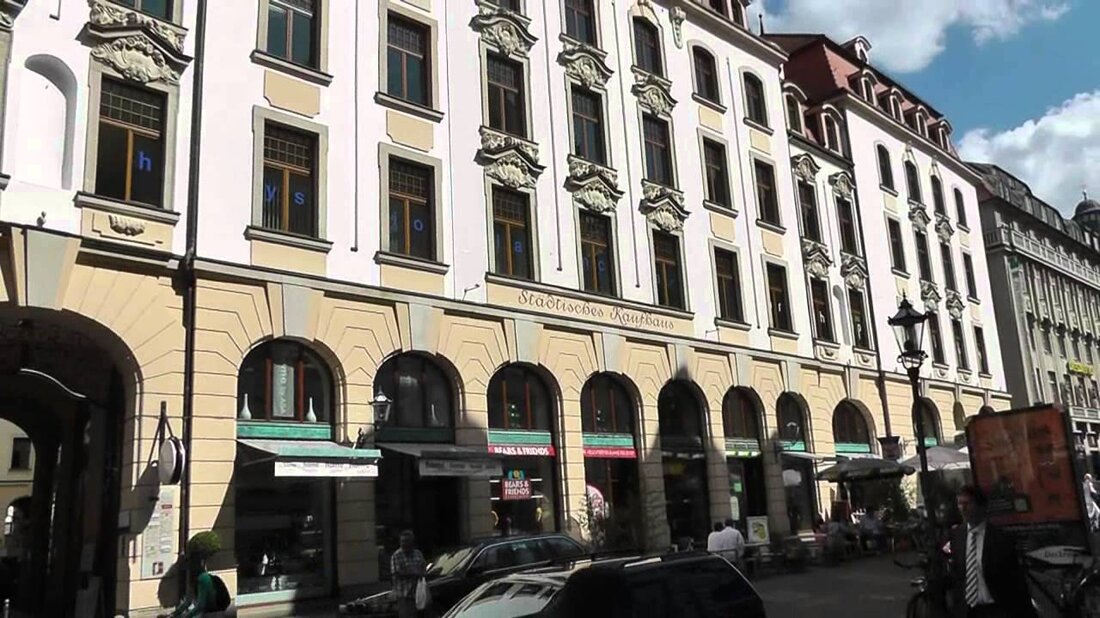 Leipzig: Einfach wunderbar. Leipzig: Einfach wunderbar Größte Stadt im Freistaat Sachsen (531.000 Einwohner). Größte Stadt im Freistaat Sachsen (531.000 Einwohner). Befindet sich in der ehemaligen DDR. Befindet sich in der ehemaligen DDR. Zusammen mit anderen Städten bildet Leipzig die Metropolregion Mitteldeutschland. Zusammen mit anderen Städten ist Leipzig die Metropolregion Mitteldeutschland. Die Montagsdemonstrationen in Leipzig 1989 gaben einen entscheidenden Impuls für die Wende in der DDR. Die Montagsdemonstrationen in Leipzig 1989 gaben einen entscheidenden Impuls für den Wandel in der DDR. Altes Rathaus, Nikolaikirche, Thomaskirche, Neues Rathaus, Altes Rathaus, Nikolaikirche, Thomaskirche, Neues Rathaus, Städtisches Kaufhaus, Alte Börse, Alte Börse, Opernhaus , …