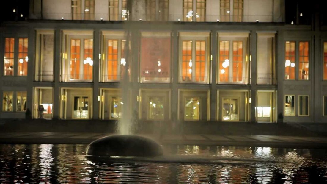 Leipzig ist eine kosmopolitische Stadt, die lebt und darauf wartet, erkundet zu werden. Die New York Times stufte die Stadt unter die Top Ten von „The 31 Places to Go in 2010“ ein. Auch die Reiseabteilung der britischen Zeitung „The Guardian“ erwähnte Leipzig als das erste von 20 Reisezielen in Deutschland. Das geschäftige Nachtleben, Bars und Clubs von sehr traditionell bis avantgardistisch sind die ganze Nacht geöffnet. Leipzig ist eine aufgeschlossene, freundliche Stadt, in der sich internationale Studierende und Gäste wie zu Hause fühlen. Leipzig hat eine Bevölkerung von etwa einer halben Million Einwohnern. 40.000 sind Studenten. http://www.leipziger-freiheit.de Cospudener Siehe …