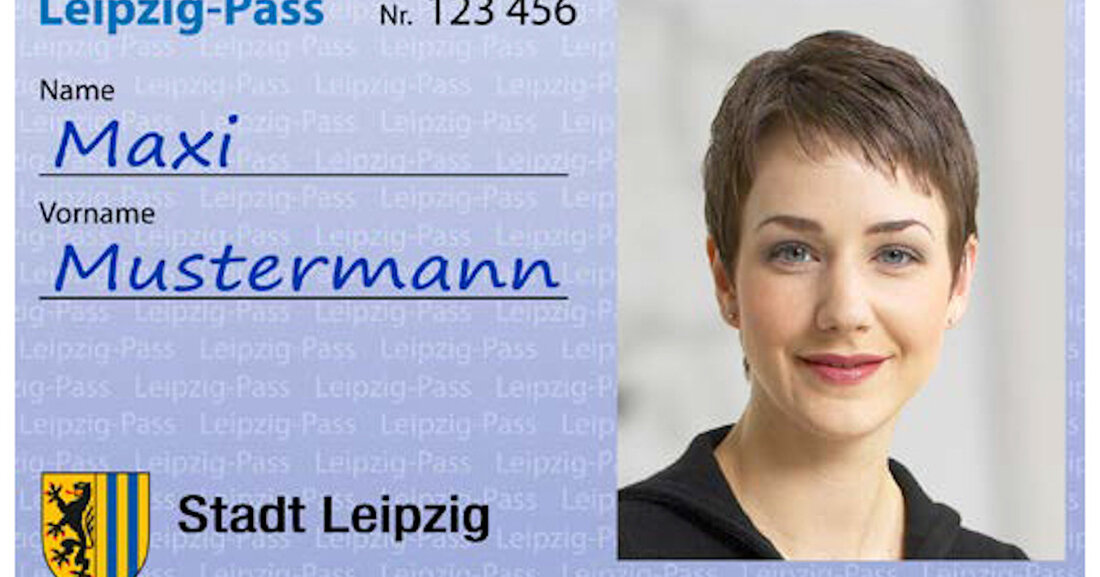 Online-Antrag für Leipzig-Pass auf Behördenportal Amt24 verfügbar Im Zuge der Digitalisierung können Bezieherinnen und Bezieher des Bürgergelds gemäß SGB II ab sofort ihren Leipzig-Pass online auf dem Behördenportal Amt24 beantragen. Der Online-Antrag kann über das Behördenportal Amt24 ausgefüllt und an den Bürgerservice gesendet werden. Für die Beantragung sind der aktuelle SGB-II-Bescheid vom Jobcenter sowie je ein Passfoto von jeder Person der Bedarfsgemeinschaft über 14 Jahren erforderlich, die auf dem Portal hochgeladen werden müssen. Gleichzeitig erfolgt die Identifikation über die eID-Funktion des Personalausweises, des elektronischen Aufenthaltstitels oder der eID-Karte. Nach Eingang der vollständigen Unterlagen und positiver Prüfung wird der Leipzig-Pass innerhalb …