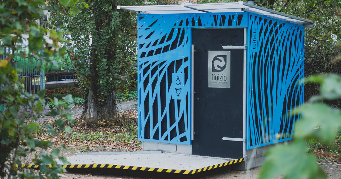Leipzig-Reudnitz: Öffentliche Toiletten im Lene-Voigt-Park eröffnet Im Lene-Voigt-Park in Leipzig-Reudnitz gibt es seit heute (1. November 2023) öffentliche Toiletten. Die zwei kostenfreien und barrierearmen Trockentoiletten beziehungsweise „Kompostklos“ benötigen keinen Anschluss an Trinkwasser, Kanalisation und Strom. Die Anlagen sind also semi-mobil und können autark betrieben werden. „Mit den zwei ressourcen-orientierten Sanitäranlagen können wir ein inklusives und nachhaltiges Angebot für die große Nachfrage im Lene-Voigt-Park anbieten“, äußert sich Umweltbürgermeister Heiko Rosenthal zuversichtlich. „Sie sind täglich 24 Stunden geöffnet, barrierearm und verfügen zusätzlich über einen Wickeltisch. Ich danke ausdrücklich den Mitgliedern des Stadtbezirksbeirats Südost, die sich kontinuierlich für eine solche Sanitäranlage eingesetzt haben.“ …