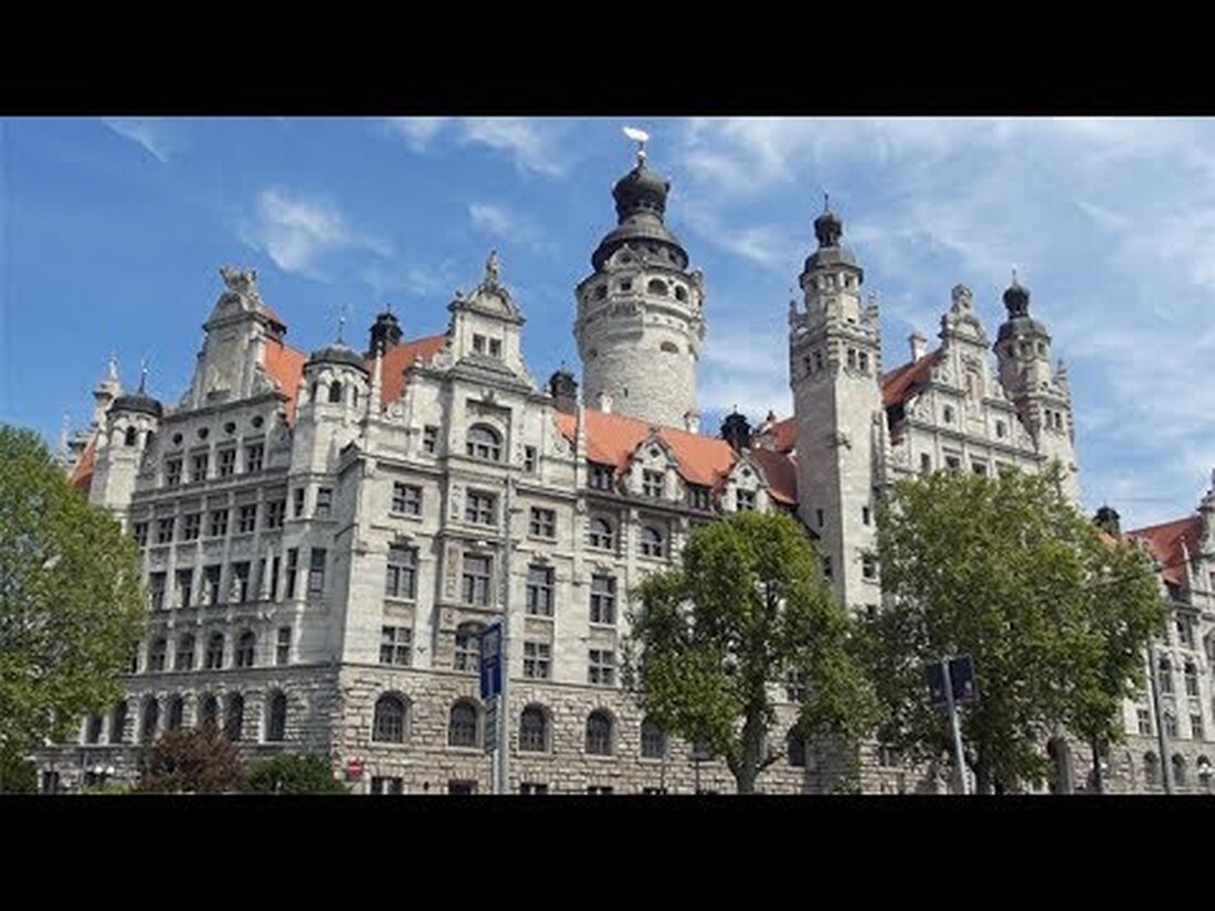Wir beginnen unsere Tour durch Leipzig (Sachsen) am Bahnhof. Am Augustusplatz werfen wir einen Blick auf das Opernhaus, das Krochhochhaus, das Neue Gewandhaus, die Universität mit dem Paulinum und den Mendebrunnen. Danach stehen das alte Rathaus, die alte Börse in Leipzig, die Nikolaikirche, das neue Rathaus, das kaiserliche Gerichtsgebäude, die Thomaskirche und die Mädlerpassage auf unserem Programm. Unser Besuch in Leipzig endet mit einem Abstecher zur russischen Gedenkkirche und zum Denkmal der Völkerschlacht. Musik: Light Awash von Kevin MacLeod ist unter der Creative Commons Attribution-Lizenz (https://creativecommons.org/licenses/by/4.0/) lizenziert. Quelle: http://incompetech.com/music/royalty-free/index.html?isrc=USUAN1100175 Künstler: http://incompetech.com/. Youtube-Link