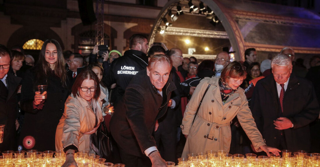 Leipzig erinnert an die Friedliche Revolution Das Lichtfest Leipzig beendete am Abend des 9. Oktober 2022 die Feierlichkeiten in Erinnerung an die Friedliche Revolution. Zuvor hatte die Kirchgemeinde St. Nikolai zum traditionellen Friedensgebet in die Nikolaikirche eingeladen. Ebenfalls in der Nikolaikirche hielt die russische Menschenrechtsaktivistin und frisch gekürte Friedensnobelpreis-Trägerin Irina Scherbakowa die Rede zur Demokratie. Lichtfest Leipzig 2022 – Feierliche Eröffnung auf dem Nikolaikirchhof u.a. mit Oberbürgermeister Burkhard Jung, Irina Scherbakowa (Memorial), Carsten Schneider (Ostbeauftragter der Bundesregierung) und Joachim Gauck (Bundespräsident a.D.) © Stefan Hoyer/Punctum © Stadt Leipzig / Stefan Hoyer © Stadt Leipzig / Stefan Hoyer © Stadt Leipzig &hellip;