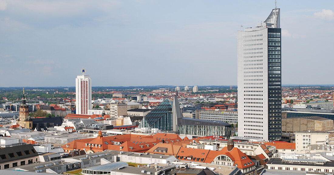 Die Stadt Leipzig plant, die letzten zwei Sanierungssatzungen im März 2024 aufzuheben, was das Ende eines wichtigen Kapitels der Stadterneuerungsgeschichte der Stadt markieren würde. Seit den 1990er Jahren wurden insgesamt 214 Millionen Euro Sanierungsfördermittel in 15 Fördergebiete investiert, um den Verfall von Straßen, öffentlichen Gebäuden und Grünflächen zu bekämpfen. Oberbürgermeister Burkhard Jung hat dies auf Vorschlag von Baubürgermeister Thomas Dienberg in die Wege geleitet. Die amtierende Leiterin des Amtes für Wohnungsbau und Stadterneuerung, Heike Will, betont, dass die Stadterneuerung maßgeblich dazu beigetragen hat, dass Leipzig heute eine prosperierende Großstadt ist. Im Fördergebiet „Innerer Süden“ wurden insgesamt 32,5 Millionen Euro investiert, …
