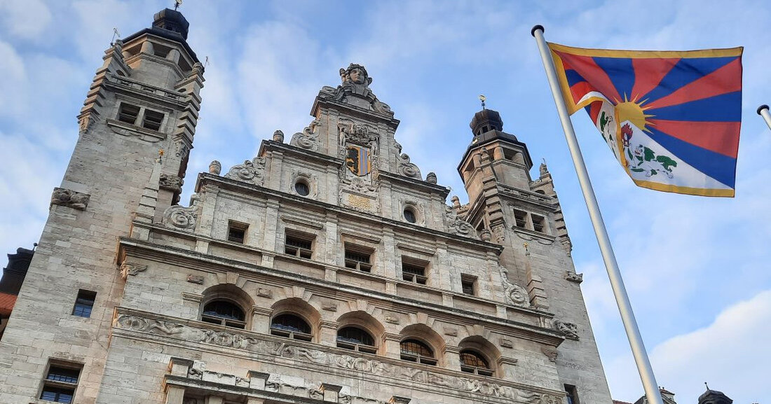 Leipzig hisst am 10. März 2025 die Tibet-Flagge und setzt ein Zeichen für Menschenrechte und Freiheit weltweit.