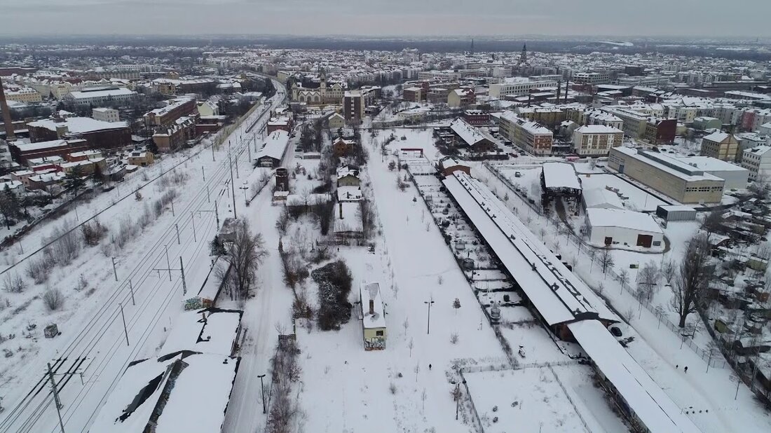 Am 7. und 8. Februar 2021 hat es in Leipzig stark geschneit. Danach herrschte starker Frost und der Schnee blieb liegen. Die Aufnahmen mit der Drohne wurden in Leipzig-Plagwitz im Bereich des ehemaligen Güterbahnhofs aufgenommen. Am Nachmittag schien die Sonne und die Straßenbahnlinie 11 von Leipzig nach Schkeuditz wurde vom Schnee geräumt. Hier ist ein ausführliches Video zu dieser Kampagne: https://youtu.be/WKvecK5tj4g. Youtube-Link