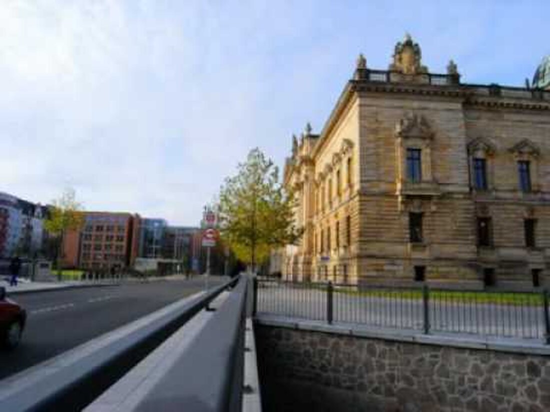 Videoclip über die Stadt Leipzig – mit überwältigender Zeitraffertechnologie, die stabile Kameraschwenks ermöglicht. Aufgenommen 2007-2008 mit einem Ricoh Caplio GX100 Musik: Zeropage – Ambient Voyager Kurzer Clip über die Stadt Leipzig mit sensationeller Zeitraffertechnologie, die die Kamera ständig schwenkt. Youtube-Link