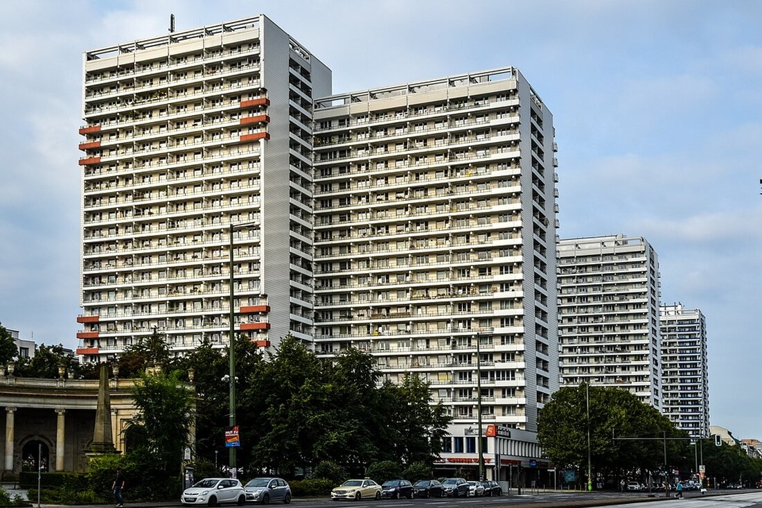Leipzig investiert 1,1 Milliarden Euro in den massiven Umbau des Straßenbahnnetzes. Dieser Umbau ermöglicht es, breitere Züge einzusetzen und somit mehr Fahrgäste gleichzeitig zu transportieren. Das Mammutprogramm umfasst insgesamt 70 Bauprojekte, die bis zum Jahr 2037 realisiert werden sollen. Die neuen Bahnen werden nicht alle auf einmal eingeführt, sondern sukzessive auf bestimmten Linien eingesetzt. Der Startschuss fällt im Jahr 2025 auf der Linie 16, die vom Messegelände bis nach Lößnig führt. Diese gut 15 Kilometer lange Strecke von Nord nach Süd ist bereits breit genug für die neuen XXL-Bahnen vom Typ NGT12+. Die Fertigstellung der Bahnen ist jedoch erst in …
