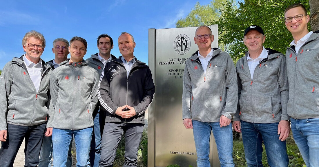 Fußballeuropameisterschaft der Bürgermeister 2024 zu Gast in Leipzig Kurz vor der Europameisterschaft 2024 der Fußballprofis richtet die Deutsche Fußballnationalmannschaft der Bürgermeister (DFNB) gemeinsam mit der Stadt Leipzig ein internationales Turnier für fußballbegeisterte Bürgermeister aus. 2024 wird dies vom 5. Mai bis 9. Mai in Leipzig ausgetragen. Zur 5. Fußballeuropameisterschaft der Bürgermeister, frei nach dem Motto „Freunde aus Europa zu Gast in Leipzig“, werden 16 Mannschaften aus ganz Europa mit insgesamt 400 bis 500 Teilnehmern erwartet. Schirmherren des Turniers werden Leipzigs Oberbürgermeister Burkhard Jung und Philipp Lahm sein. Leipzig bietet beste Bedingungen Die Stadt Leipzig, die mit ihrer sehr guten Infrastruktur …