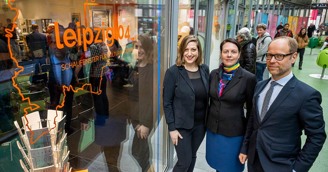 Leipzig treffen im neuen Schaufenster „leipzig 04_“ Für alle, die wissen wollen, was es in Leipzig Neues gibt oder die ein kleines Mitbringsel von lokalen Anbietern suchen, hat die Stadt am heutigen 5. April 2023 ein neues Angebot gestartet: Der Concept Store „leipzig 04_ Schaufenster für Kultur und Lokales“ im Petersbogen lädt zu einem vielseitigen Angebot aus Kultur und Lokalem zum Inspirieren, Verweilen und Kaufen ein. Das Schaufenster ist das erste realisierte Projekt innerhalb des Bundesprogramms „Zukunftsfähige Innenstädte und Zentren“. Am 5. April 2023 eröffnete im Leipziger Petersbogen der erste Concept Store für Kultur und Lokales leipzig 04_ mit Romy &hellip;