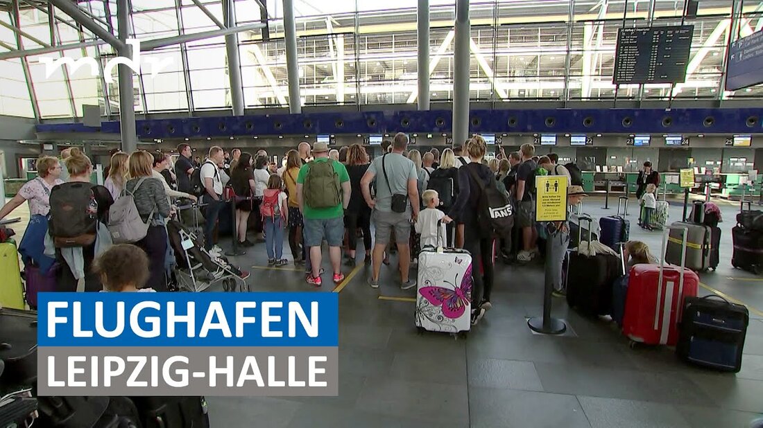Flughäfen sind in dieser Ferienzeit das große Sorgenkind. Zu wenig Personal, zu viele Menschen, die endlich wieder weit weg wollen. Für viele Fahrgäste bedeutet das, statt in die Sonne zum Infopoint zu gehen und zu warten statt loszufahren. Wir haben uns angeschaut, wie der Flughafen Leipzig-Halle den Ansturm bewältigt hat. Ist es dort hektisch und ein großes Durcheinander? Alle Videos von „MDR um 2“ in der ARD-Mediathek: https://www.mdr.de/s/mdrumzwei „MDR um 4“ auf Facebook: https://facebook.com/MDRum4 #flughafen #leipzig #halle . Youtube-Link