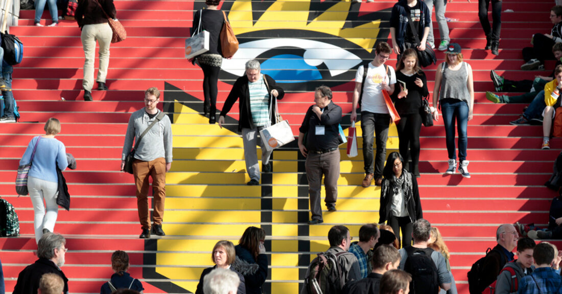 Leipziger Buchmesse 2023 Vom 27. bis 30. April 2023 heißt es wieder &#8222;Leipzig liest&#8220; auf der Leipziger Buchmesse – und das so international wie nie zuvor. © Leipziger Messe Drei Jahre Warten sind für Lesefans vorbei. Am Donnerstag, den 27. April 2023, eröffnet die Leipziger Buchmesse mit einem so reichhaltigen Programm, dass es für Messebesucher eines guten Plans bedarf, um möglichst viel Interessantes live zu erleben. Denn neben den prall gefüllten Messehallen mit dem neuen Café „#buchbar“, dem „Forum Offene Gesellschaft“, den vielen Lesungen und Verlagsständen, der Manga Comic Con und dem „Jugendcampus UVERSE“ sind beim Lesefest „Leipzig liest“ rund &hellip;
