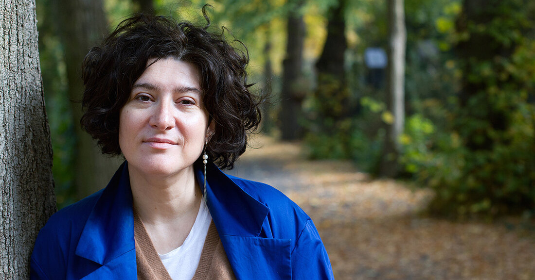 Leipziger Buchpreis zur Europäischen Verständigung 2023 an Maria Stepanova vergeben Die russisch-jüdische Autorin Maria Stepanova, die 1972 in Moskau geboren wurde und derzeit im deutschen Exil lebt, ist Preisträgerin des Leipziger Buchpreises zur Europäischen Verständigung 2023. Anlässlich der Eröffnung der diesjährigen Leipziger Buchmesse wurde sie am Abend des 26. April 2023 für ihren Lyrikband „Mädchen ohne Kleider“ ausgezeichnet. Die Laudatio hielt die Schweizer Literaturwissenschaftlerin, Autorin und Übersetzerin Ilma Rakusa. Anschließend bedankte sich Maria Stepanova mit einer Rede.  Maria Stepanova © Ekko von Schwichow / Suhrkamp Verlag Die ausgezeichneten Gedichtzyklen Maria Stepanovas – so liedhaft wie erzählerisch – führen eindrücklich vor, &hellip;