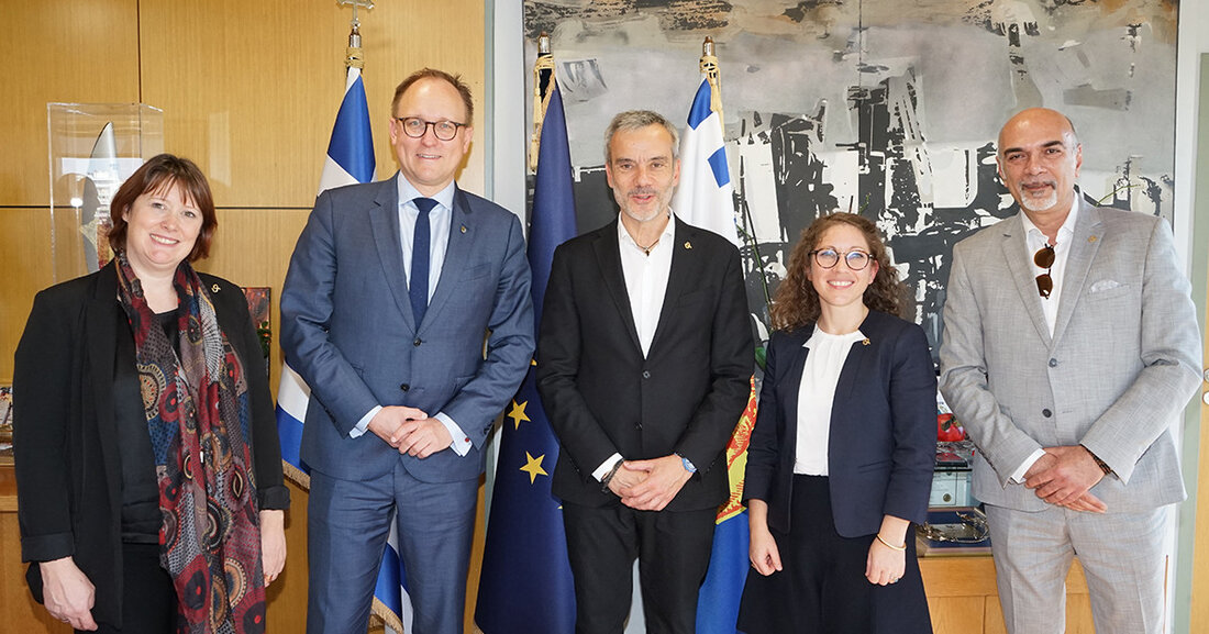 Leipziger Delegation zu Besuch in griechischer Partnerstadt Vom 15. bis 18. Oktober 2022 besuchte eine Delegation der Stadt Leipzig die Partnerstadt Thessaloniki. Unter Leitung von Ulrich Hörning, Bürgermeister und Beigeordneter für Allgemeine Verwaltung, trafen die Delegationsteilnehmer aus Stadtverwaltung und Städtepartnerschaftsverein alte und neue Partner. Im kommunalen Austausch lag der Fokus auf den Themen Klimaschutz und moderne Verwaltung. Dr. Sabine Willenberg, Referentin im Referat Internationale Zusammenarbeit, Ulrich Hörning, Bürgermeister und Beigeordneter für Allgemeine Verwaltung der Stadt Leipzig, Konstantinos Zervas, Oberbürgermeister der Stadt Thessaloniki, Simone Ariane Pflaum, Leiterin Referat Nachhaltige Entwicklung und Klimaschutz, Vasilios Papadopoulos, Leiter des Büros Thessaloniki der Deutsch-Griechischen Versammlung. &hellip;